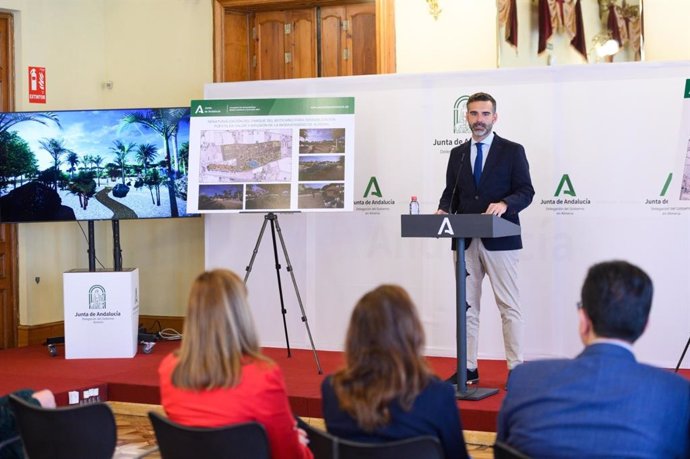 Fernández-Pacheco presenta el proyecto para el Parque de El Boticario, en Almería