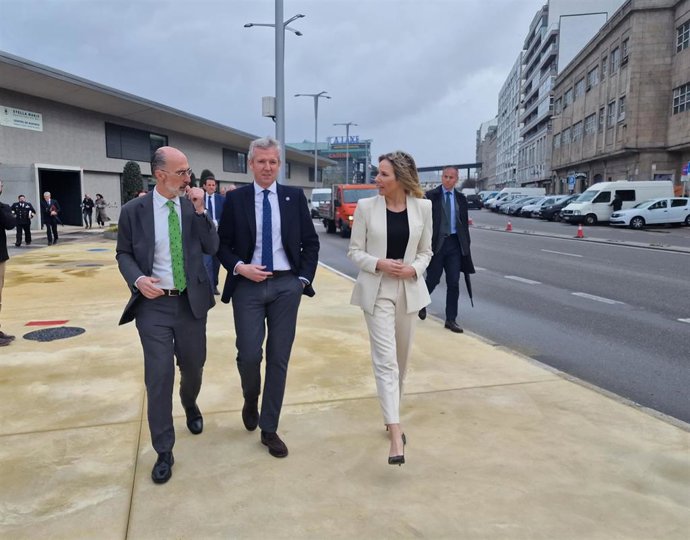 Vázquez Almuiña, Alfonso Rueda y Fernández-Tapias este lunes en la inauguración de un nuevo tramo del paseo.