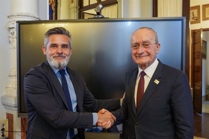 El Ayuntamiento De Málaga Informa: Ayuntamiento Y Repsol Suscriben Un Acuerdo Para Impulsar Actuaciones De Descarbonización En La Ciudad De Málaga