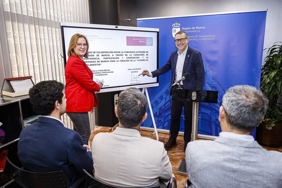 Isabel Franco, y el rector de la Universidad de Murcia (UMU), José Luján, poceden a la firma del conveio de creación de la cátedra.