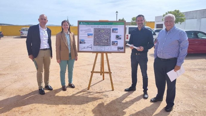 Casanueva y Criado, junto al plano que muestra el desarrollo del proyecto Isla Ambiental en Castro del Río.