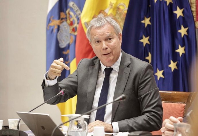 Archivo - El consejero de Obras Públicas, Transportes y Vivienda del Gobierno de Canarias, Sebastián Franquis