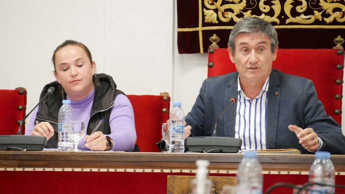 El alcalde de Adra (Almería), Manuel Cortés, en la sesión plenaria de la corporación local