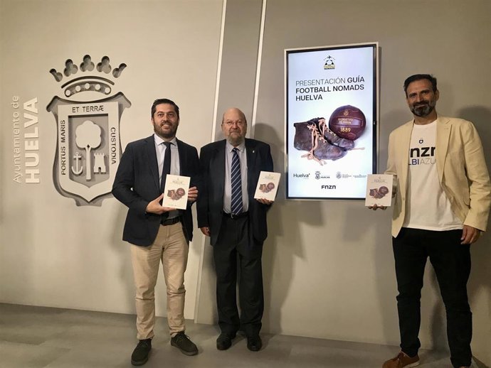 Presentación de la primera guía turística de la ciudad de Huelva dirigida a los aficionados y aficionadas al fútbol.