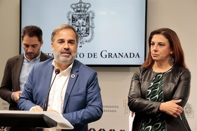 El portavoz del equipo de gobierno local de Granada, Jacobo Calvo, informa a los medios en presencia de los ediles Eduardo Castillo y Raquel Ruz
