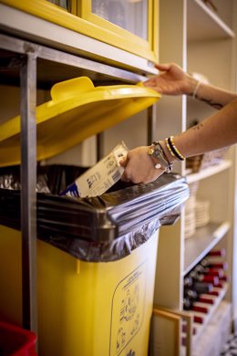 Archivo - Ecoembes recuerda que los envases de plásticos, las latas y los bricks se depositan en el contenedor amarillo.