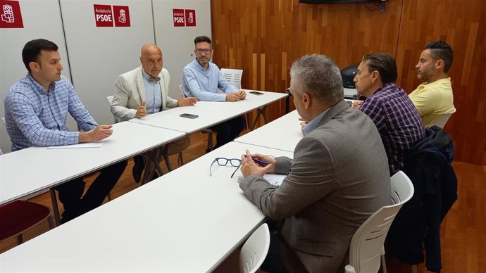 Hurtado (izda., centro), en la reunión con los representantes del sindicato policial SIP-AN.
