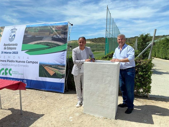 El alcalde de Estepona (Málaga), José María García Urbano, coloca la primera piedra de la ampliación de la zona deportiva de Arroyo Enmedio