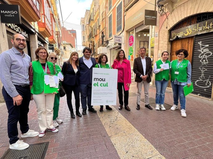 La consellera de Salud, Patricia Gómez, visita la mesa informativa de AECC con motivo del Día del Cáncer de Colon.