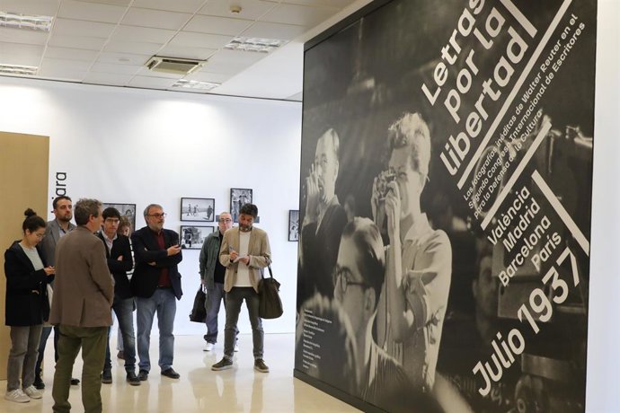 El Palacio de las Comunicaciones inaugura las exposiciones dedicadas a Robert Capa y Walter Reuter