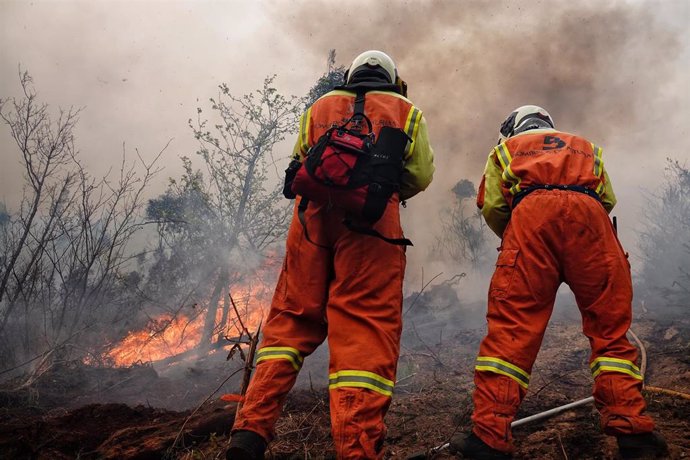 Bomberos de Asturias treabajan en el incendio de los concejos de Valdes y Tineo, a 30 de marzo de 2023, en Asturias (España). 