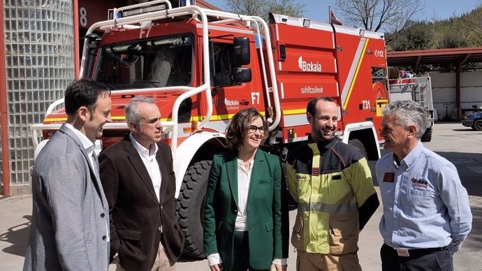 Nueva autobomba forestal en el parque de bomberos de Markina, en Bizkaia.