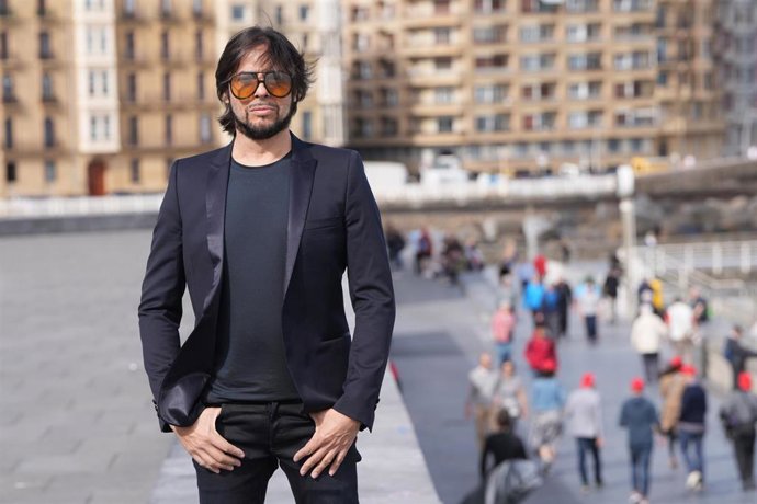 El bailaor Joaquín Cortés posa tras una rueda de prensa para presentar su espectáculo, en el Kursaal de Donostia