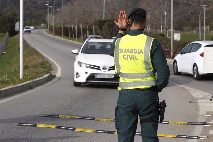 Archivo - Un agente de la Guardia Civil durante un control rutinario de carretera en la zona de Magaluf (Calvi).