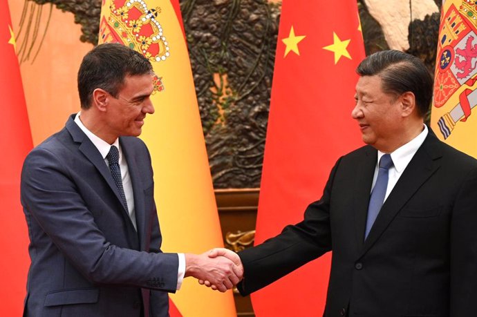 El preidente del Gobierno, Pedro Sánchez, y el presidente de China, Xi Jinping, se reúnen en Pekín