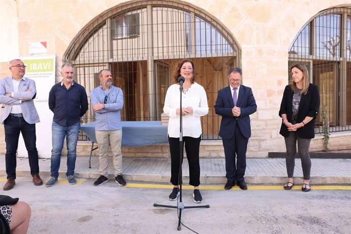 La presidenta del Govern, Francina Armengol, en el acto de entrega de las llaves a los adjudicatarios de las Viviendas de Protección Pública de Santa Eugnia