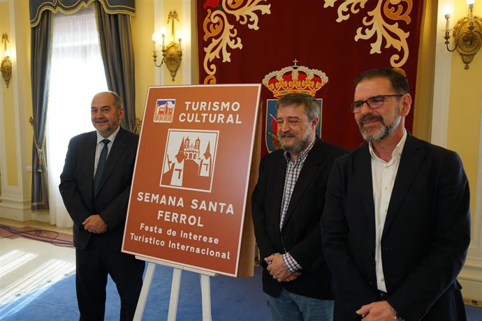 Presentación de la señal del Ayuntamiento de Ferrol con una imagen de la semana santa