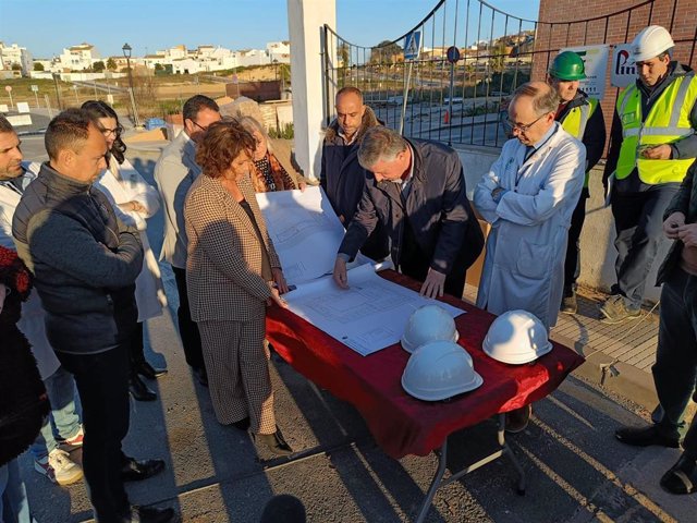 La consejera de Salud y Consumo, Catalina García, en su visita a principios de mes a las obras de ampliación del centro de salud de Palos de la Frontera (Huelva).