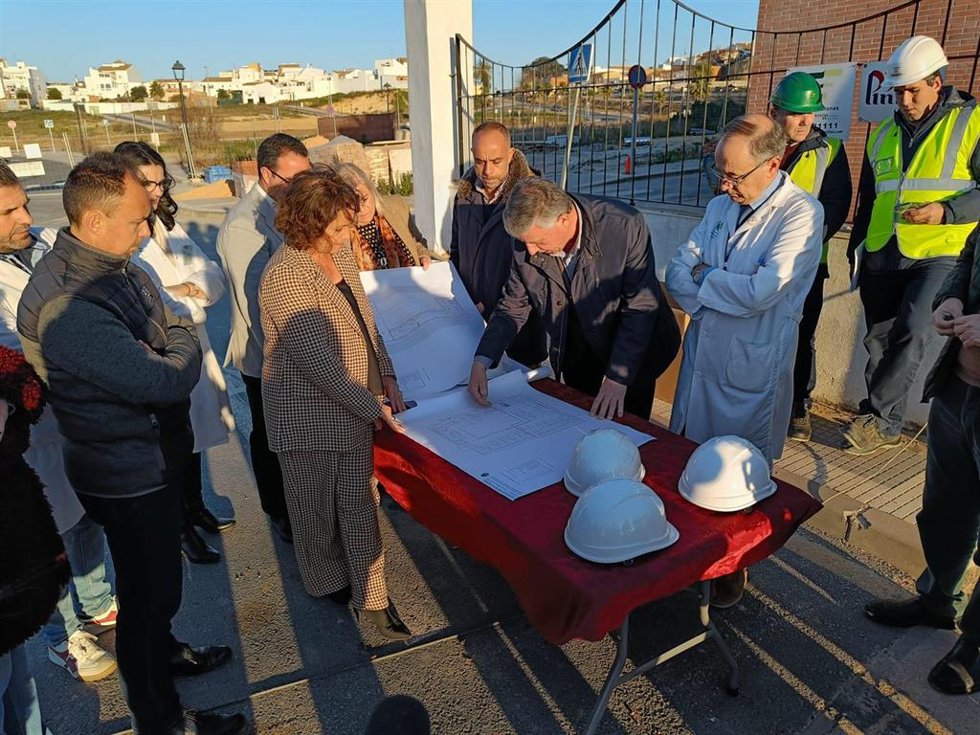 La consejera de Salud y Consumo, Catalina García, en su visita a principios de mes a las obras de ampliación del centro de salud de Palos de la Frontera (Huelva).