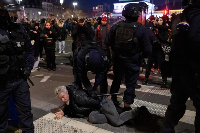 Archivo - Una detención durante las protestas contra la reforma de las pensiones en Francia