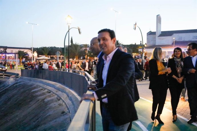 El presidente de la Diputación de Almería, Javier Aureliano García, en la inauguración del Puente de San Isidro de Huércal-Overa (Almería).
