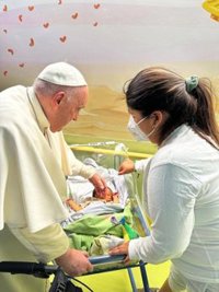 El Papa bautiza a un bebé ingresado en la planta de Oncología Pediátrica del hospital Gemelli de Roma
