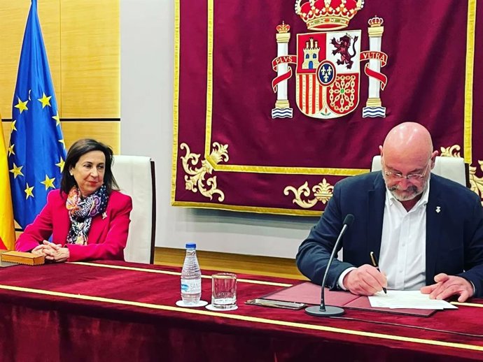 La ministra de Defensa, Margarita Robles, y el alcalde de Sant Andreu de Llavaneres, Joan Mora, en la firma de la cesión del uso del palacio militar Can Martí
