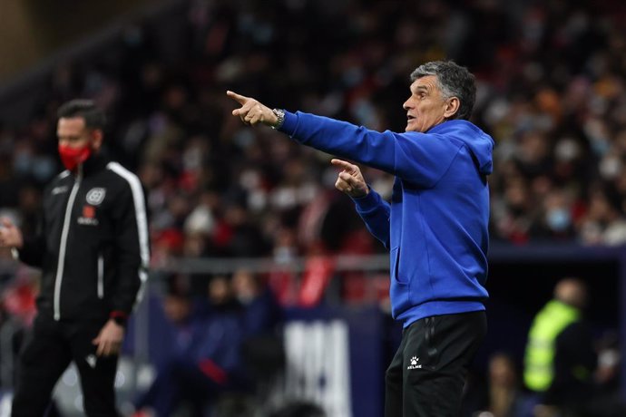 Archivo - Jose Luis Mendilibar, head coach of Alaves, gestures during the spanish league, La Liga Santander, football match played between Atletico de Madrid and Deportivo Alaves at Wanda Metropolitano stadium on april 02, 2022, in Madrid, Spain.