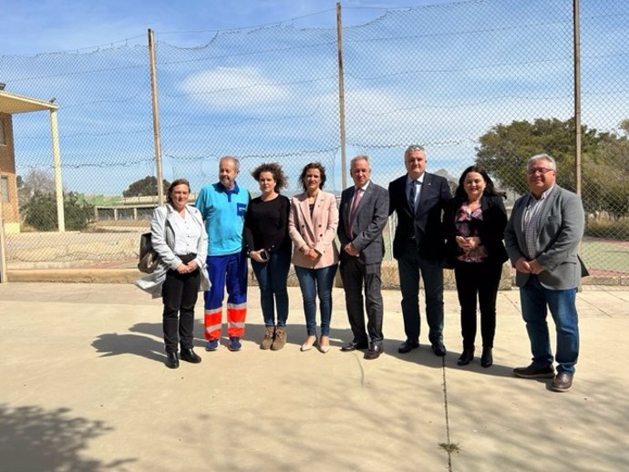 El gerente del SAS visita los terrenos del nuevo centro de salud de Benahadux (Almería).