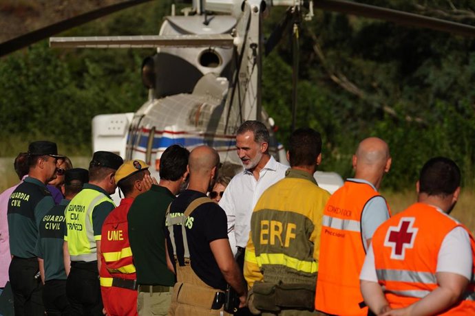 Archivo - El Rey Felipe VI (c) durante su visita a las Hurdes para encontrarse con los responsables de los distintos servicios y unidades de emergencia en la comarca, a 18 de julio de 2022, en Vegas de Coria, Cáceres, Extremadura (España). El monarca se