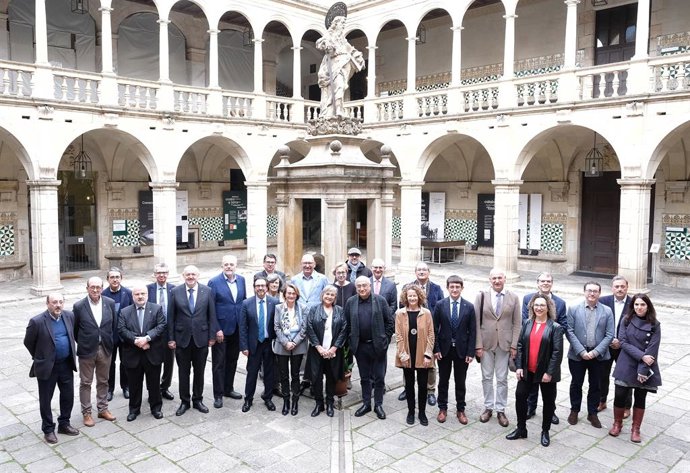 El conseller d'Investigació i Universitats, Joaquim Nadal, i els rectors de la Xarxa Vives d'Universitats 
