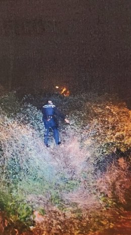 Momento del rescate a un joven que se encontraba atrapado entre unas zarzas.