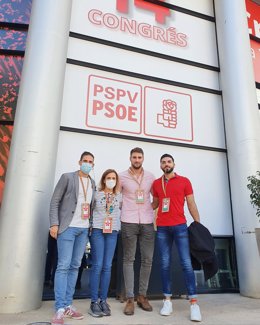 Archivo - Arxiu - Els secretaris de LGBT del PSOE, Víctor Gutiérrez, i el PSPV, Damián López