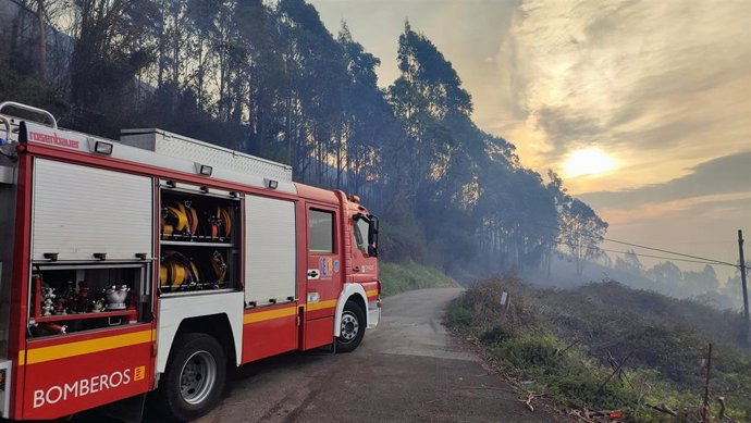 Bomberos de Oviedo trabajan en la extinción del incendio forestal en el monte Naranco.