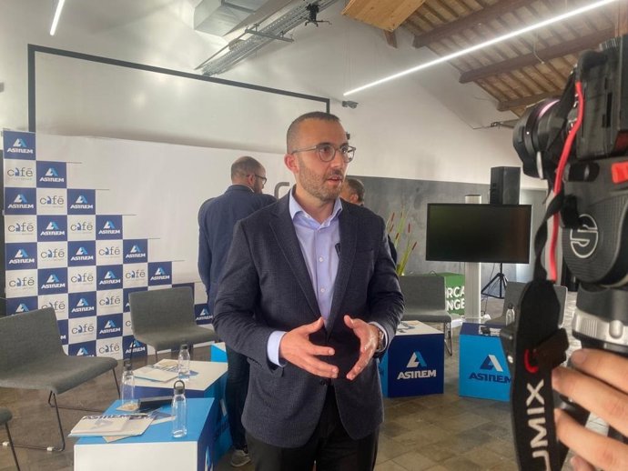 El conseller de CS en el Consell de Mallorca Ángel Hoyos, en una mesa redonda organizada por la Asociación de Instaladores Empresarios de Baleares.