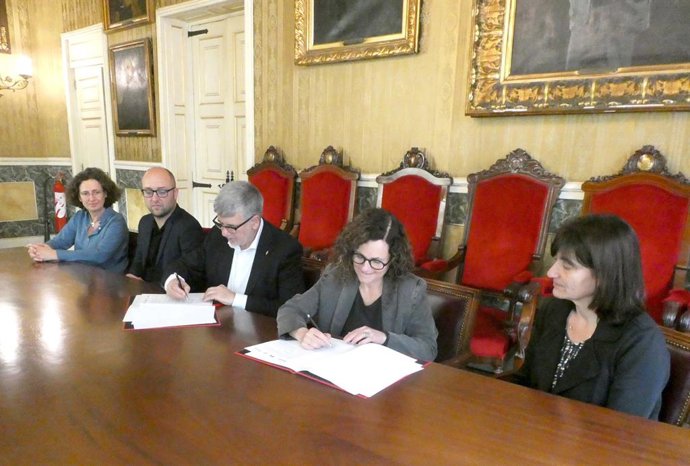 La directora general del Patrimoni Cultural de la Generalitat, Snia Hernández, i l'alcalde de Tarragona, Pau Ricom, en la signatura de l'acord de collaboració.