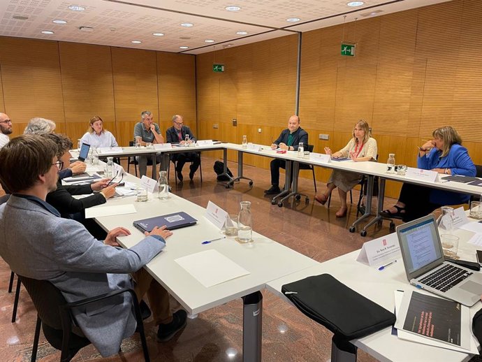 La consellera d'Acció Climtica, Alimentació i Agenda Rural, Teresa Jord, i els alcaldes de municipis del delta del Llobregat