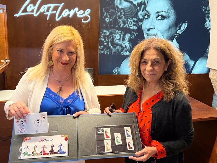 La directora de Filatelia y del Museo Postal de Correos, Leire Díez Castrol, entrega a Lolita los sellos creados para el centenario del nacimiento de Lola Flores