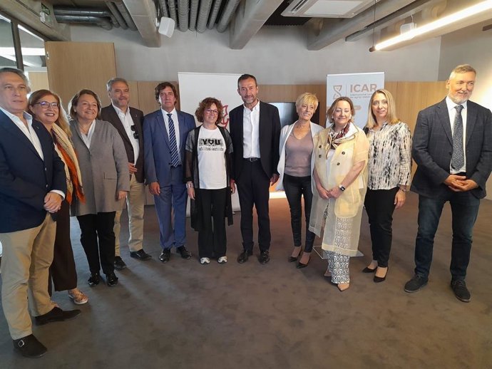 La consellera de Innovación, Universidades, Ciencia y Sociedad Digital, Josefina Bueno, y el alcalde de Elche, Carlos González, en el Centro de Envejecimiento de Elche