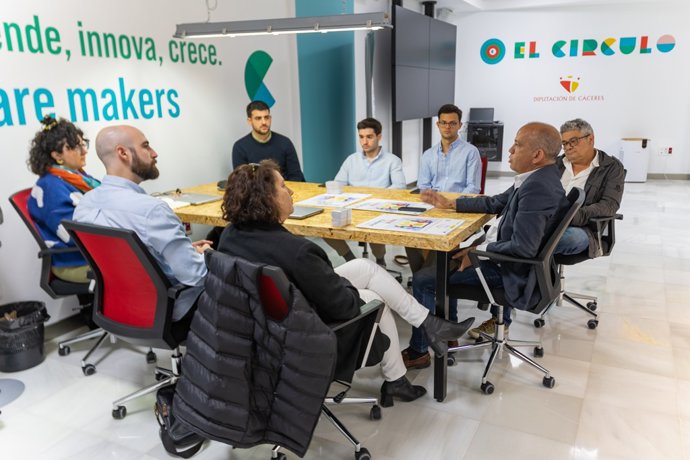 El diputado del Área de Innovación y Provincia Digital, Santos Jorna, se ha reunido con el equipo Acelera Pyme Rural en Cáceres
