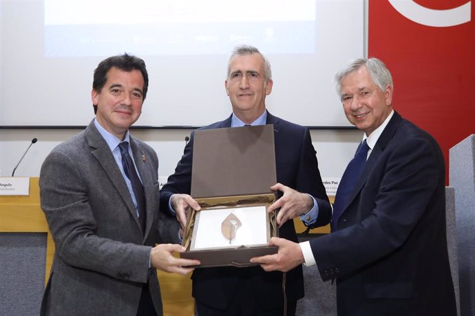 Javier Orbaiceta recibe el premio de manos del consejero Irujo y del presidente de la Fundación Arizmendiarrieta, Juan Manuel Sinde