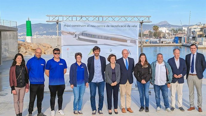 La consellera de Asuntos Sociales y Deportes, Fina Santiago, durante la presentación del nuevo espacio para formación y tecnificación de vela y windsurf en el puerto del Molinar