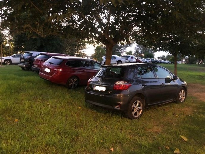 Archivo - Vehículos ilegalmente estacionados en un parque público