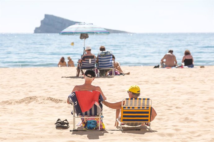 Nombroses persones a la platja de Ponent, a 11 de mar de 2023, a Benidorm, Alacant, Comunitat Valenciana (Espanya). 
