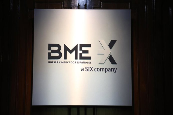 Archivo - Placa a la entrada del Palacio de la Bolsa, a 21 de octubre de 2021, en Madrid (España).