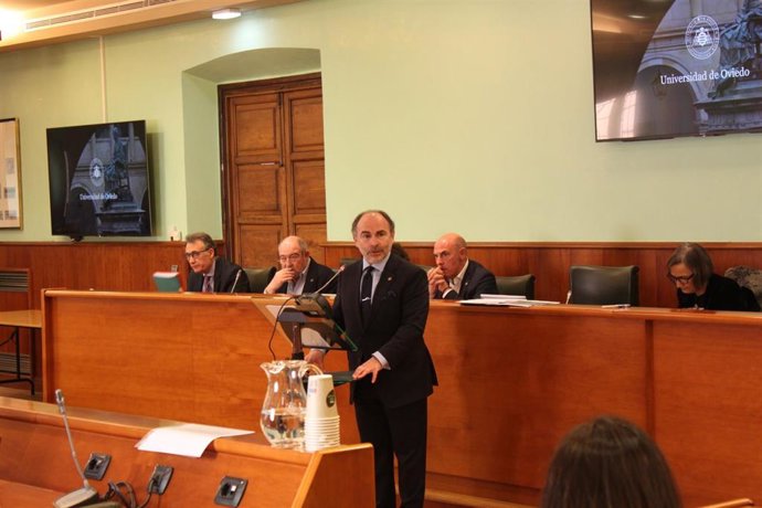 El rector de la Universidad de Oviedo, Ignacio Villaverde, en el consejo de gobierno de la institución.