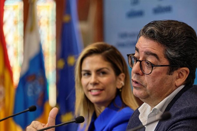 El presidente del Cabildo de Tenerife, Pedro Martín, y la directora insular de Turismo, Laura Castro