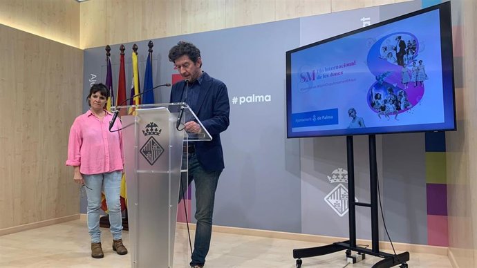 El regidor de Justicia Social, Feminismo y Lgtbi+ del Ayuntamiento de Palma, Alberto Jarabo, y la directora general del área, Meritxell Esquirol, presentan el balance del 8M