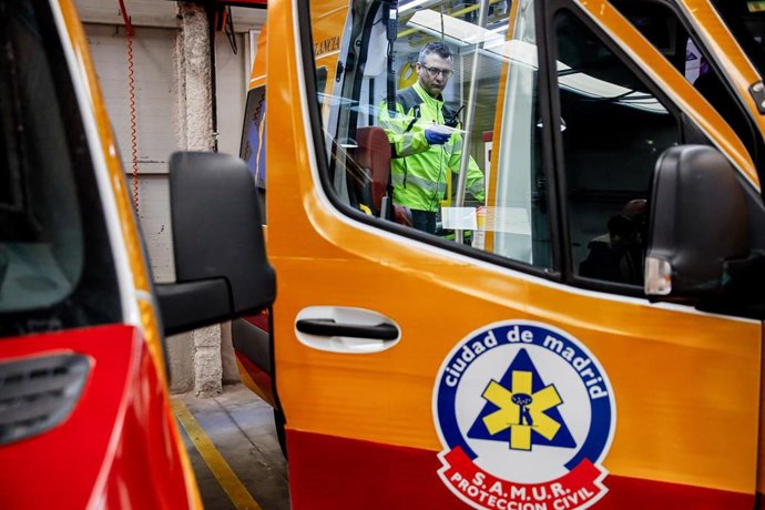 Archivo - Técnicos en la Base 0 de SAMUR - Protección Civil, en Casa de Campo, a 4 de enero de 2023, en Madrid (España). El principal objetivo a cumplir del SAMUR-Protección Civil es acercar en todos sus sistemas de emergencias las unidades de soporte v