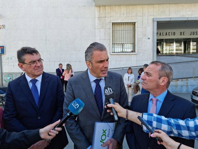 El vicepresidente nacional de Vox, Javier Ortega Smith, en la puerta del Palacio de Justicia de Huelva.